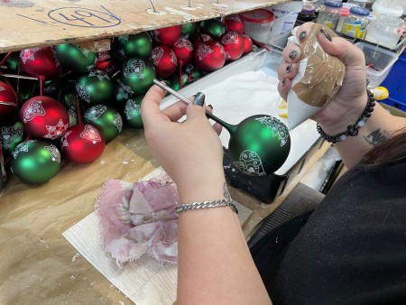 Výrobu vánočních ozdob v Opavě zastavila povodeň na tři týdny, Vánoce ale budou