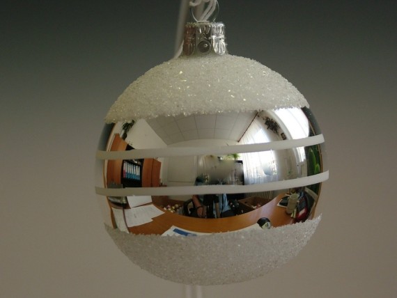 KOULE, SKLENĚNÁ, HLADKÁ, STŘÍBRNÁ, BÍLÝ PLASTICKÝ DEKOR