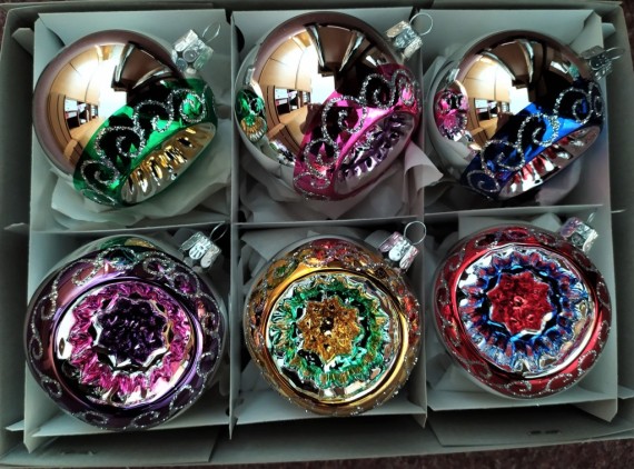 KOULE, TLAČENÝ REFLEKTOR, SKLENĚNÁ, STŘÍBŘENÁ,BARVA ASS, LESK, MALOVANÝ DEKOR KOLEM REFLEKTORU