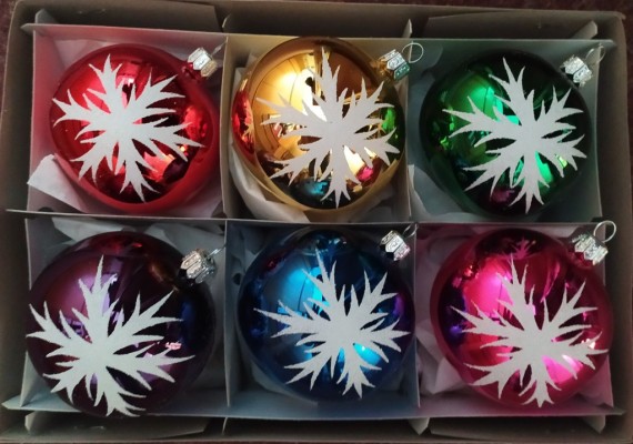 KOULE, SKLENĚNÁ, HLADKÁ, BARVA ASS, LESK, MALOVANÝ BÍLÝ DEKOR VLOČKY