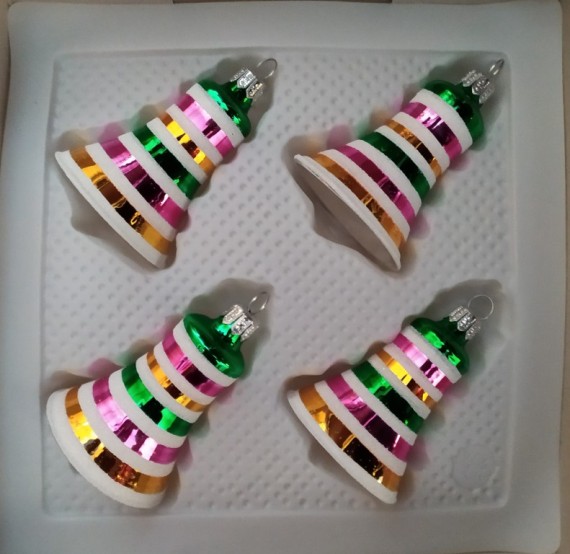 ZVONEK, SKLENĚNÁ VÁNOČNÍ OZDOBA, STŘÍBRNÝ, BAREVNÝ RETRO DEKOR