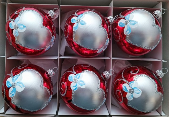 KOULE, SKLENĚNÁ VÁNOČNÍ OZDOBA, ČERVENÁ LESK, RETRO DEKOR, STŘÍBRNÉ SRDCE