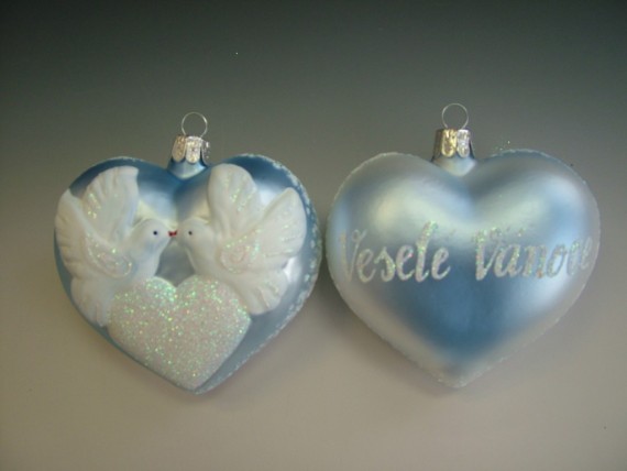 SRDCE VELKÉ S BÍLÝMI HOLUBICEMI, SKLENĚNÁ OZDOBA, SV. MODRÉ, BÍLÝ DEKOR