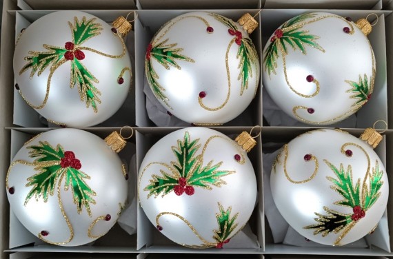 KOULE, SKLENĚNÁ VÁNOČNÍ OZDOBA, BÍLÁ, BAREVNÝ PLASTICKÝ DEKOR SE ŠATONY