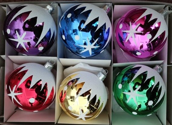 KOULE, SKLENĚNÁ VÁNOČNÍ OZDOBA, STŘÍBŘENÁ, BAREVNÁ, LESK, BÍLÝ DEKOR