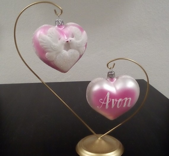 SRDCE VELKÉ S BÍLÝMI HOLUBICEMI, SKLENĚNÁ OZDOBA, RŮŽOVÉ, BÍLÝ DEKOR