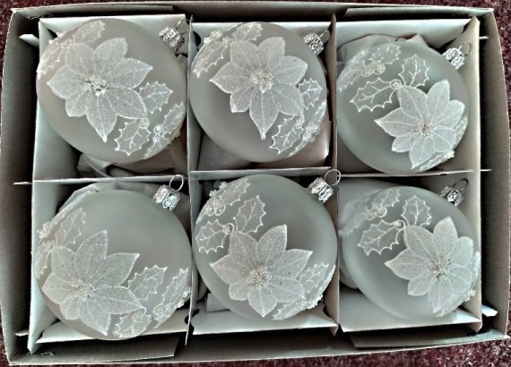 KOULE, SKLENĚNÁ VÁNOČNÍ OZDOBA, PRŮHLEDNÁ, BÍLÁ, MOTIV KVĚTŮ