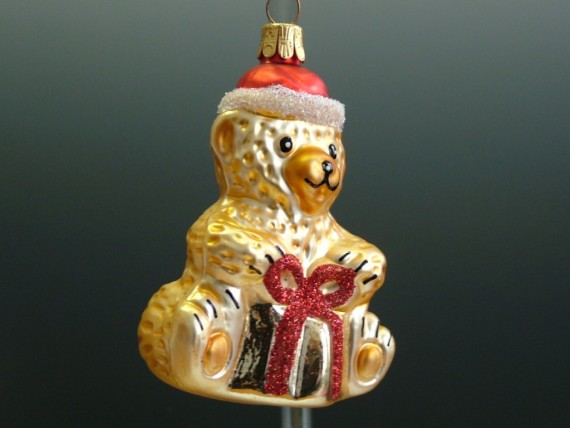 MEDVĚD SEDÍCÍ S DÁRKEM, MAT, BAREVNÝ, DEKOR