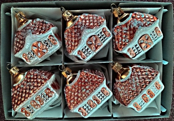 PERNÍKOVÁ CHALOUPKA, SKLENĚNÁ OZDOBA, 2FORMA, BAREVNÁ, MAT, DEKOR