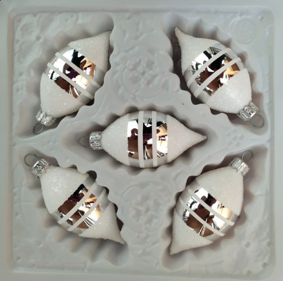 OLIVA, SKLENĚNÁ VÁNOČNÍ OZDOBA, STŘÍBRNÁ, SYPANÝ DEKOR