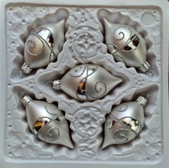 OLIVA, SKLENĚNÁ VÁNOČNÍ OZDOBA, BÍLÁ, PLAST. DEKOR