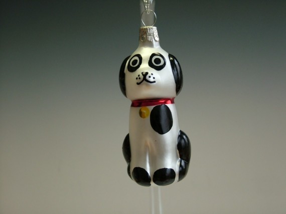 PES SEDÍCÍ DLOUHÝ, FORMA, BÍLÝ, MAT, DEKOR