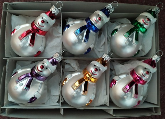 SNÉHULÁK ŠÁLA MALÝ, FORMA, BÍLÝ, MAT, BAREVNÝ DEKOR ASS