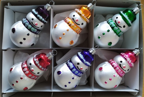 SNĚHULÁK MALÝ, FORMA, BÍLÝ MAT, KLOBOUK A ŠÁLA BARVA ASS, DEKOR