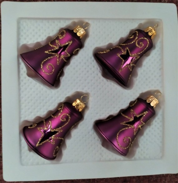 ZVONEK, SKLENĚNÁ VÁNOČNÍ OZDOBA, TM. FIALOVÝ, DEKOR HVĚZD