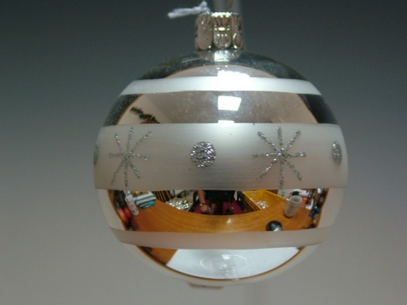 KOULE. SKLENĚNÁ, HLADKÁ, STŘÍBRNÁ, LESK, MALOVANÝ DEKOR