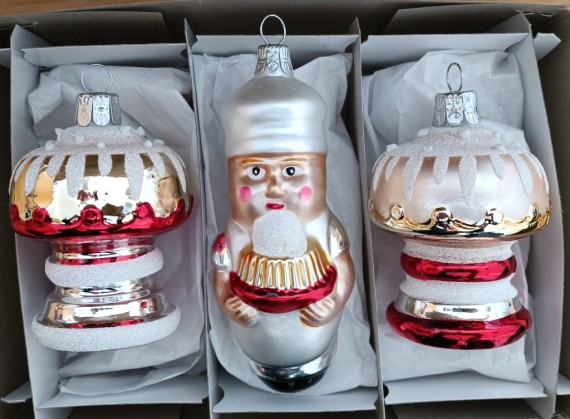 SORTIMENT, 2 VARIANTY DORTU NA PODSTAVCI + CUKRÁŘ, formy, lesk/mat, barevný dekor