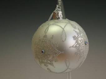 KOULE, SKLENĚNÁ, HLADKÁ, BÍLÁ, MAT, BÍLÝ DEKOR SE ŠATONY