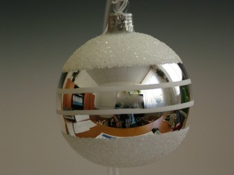 KOULE, SKLENĚNÁ, HLADKÁ, STŘÍBRNÁ, BÍLÝ PLASTICKÝ DEKOR