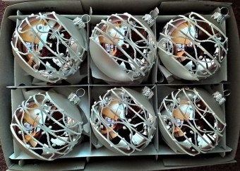 KOULE, skleněná, hladká, stříbrná, lesk, bílý plastický dekor