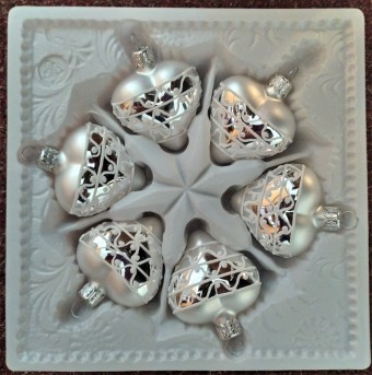 SRDCE, SKLENĚNÁ VÁNOČNÍ OZDOBA, STŘÍBRNÉ, BÍLÝ RETRO DEKOR