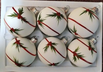 KOULE, SKLENĚNÁ, HLADKÁ, BÍLÝ MAT/SKOŘÁPKA, PLAST. ZELENOČERVENÝ DEKOR