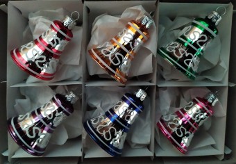 ZVONEK, SKLENĚNÁ VÁNOČNÍ OZDOBA, STŘÍBRNÝ, BAREVNÝ RETRO DEKOR