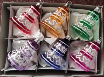 ZVONEK, SKLENĚNÁ VÁNOČNÍ OZDOBA, ČIRÝ, BAREVNÝ RETRO DEKOR