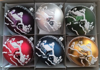 KOULE, SKLENĚNÁ, HLADKÁ, MAT, BARVA ASS, BÍLÝ PLASTICKÝ DEKOR, MOTIV VESNIČKY