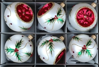 KOULE, SKLENĚNÁ VÁNOČNÍ OZDOBA, TLAČENÁ, BÍLÁ, BAREVNÝ PLASTICKÝ DEKOR SE ŠATONY