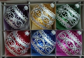 KOULE, SKLENĚNÁ VÁNOČNÍ OZDOBA, PRŮHLEDNÁ, BAREVNÁ, STŘÍBRNÝ RETRO DEKOR