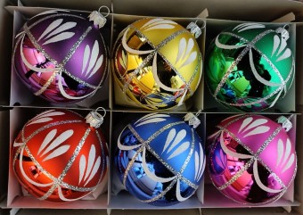 KOULE, SKLENĚNÁ VÁNOČNÍ OZDOBA, STŘÍBŘENÁ, BAREVNÁ, BÍLÝ DEKOR