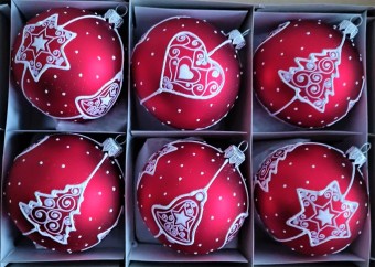 KOULE, skleněná vánoční ozdoba, červená, mat, bílý plast. dekor