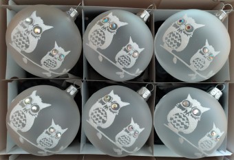 KOULE, SKLENĚNÁ, HLADKÁ, PRŮHLEDNÁ, BÍLÁ, MAT, DEKOR SOVA SE ŠATONY