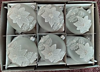 KOULE, SKLENĚNÁ VÁNOČNÍ OZDOBA, PRŮHLEDNÁ, BÍLÁ, MOTIV KVĚTŮ