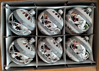 KOULE, SKLENĚNÁ, HLADKÁ, STŘÍBRNÁ, LESK, BÍLÝ PLASTICKÝ DEKOR