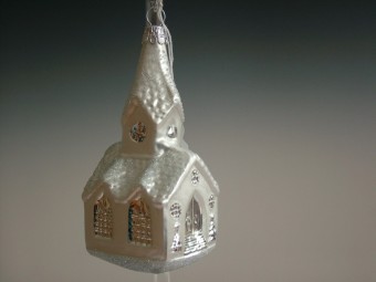 KOSTEL S VĚŽIČKOU, SKLENĚNÁ OZDOBA, FORMA, BÍLÝ, MAT, DEKOR