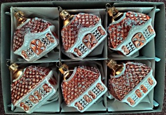 PERNÍKOVÁ CHALOUPKA, SKLENĚNÁ OZDOBA, 2FORMA, BAREVNÁ, MAT, DEKOR