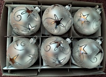 KOULE, SKLENĚNÁ VÁNOČNÍ OZDOBA, BÍLÁ, MAT, PLASTICKÝ DEKOR HVĚZD