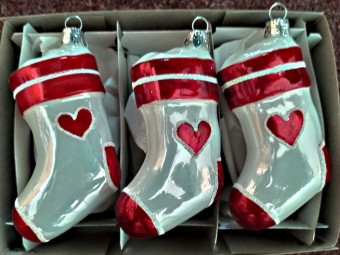 PONOŽKA, FORMA, BÍLÝ PORCELÁN, ČERVENÝ DEKOR