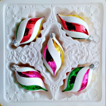 OLIVA, SKLENĚNÁ VÁNOČNÍ OZDOBA, BARVA ASS, RETRO DEKOR