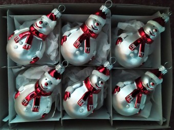 SNĚHULÁK ŠÁLA MALÝ, FORMA, BÍLÝ, MAT, ČERVENÝ DEKOR