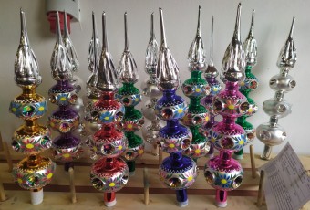 ŠPICE 3-KULOVÁ PÍCHANÁ,, STŘÍBRNÁ, LESK/MAT, BAREVNÝ DEKOR, 4X PÍCHANÉ KOULE