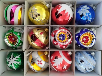 KOULE/SORTIMENT RETRO BAREV A DEKORŮ, koule 7 cm