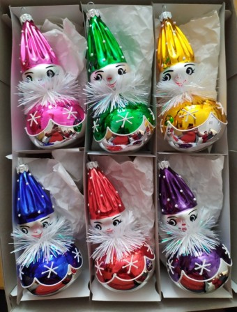 PANENKA/PANÁČEK SE ZDRHOVANOU ČEPIČKOU, LESK/MAT, MALOVANÝ BAREVNÝ DEKOR