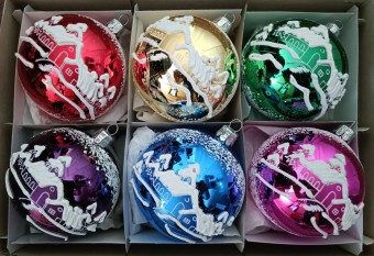 KOULE, skleněná, lesk, barva ass, bílý plastický dekor, motiv vesničky