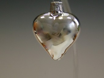 SRDCE FREE, SKLENĚNÁ OZDOBA, STŘÍBRNÉ, BEZ DEKORU