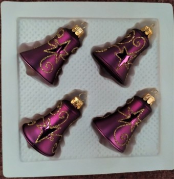 ZVONEK, SKLENĚNÁ VÁNOČNÍ OZDOBA, TM. FIALOVÝ, DEKOR HVĚZD